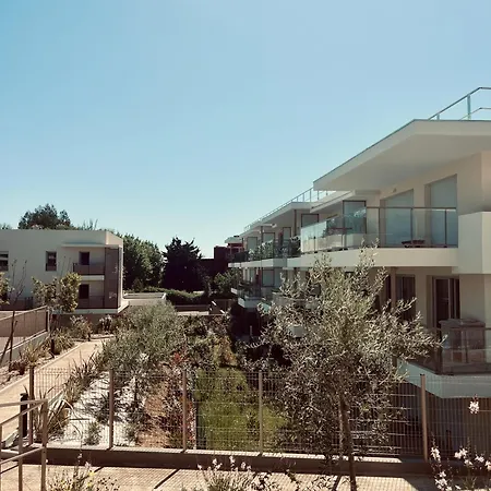2 Pieces Avec Piscine